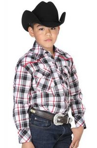 Niño vestido con sombrero, cinturón, pantalones y camisa vaqueros